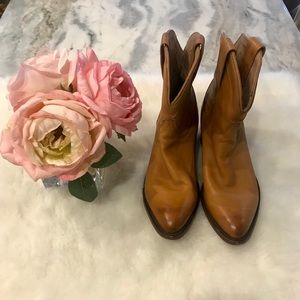 Woman’s Tecovas “The Penny” boots!